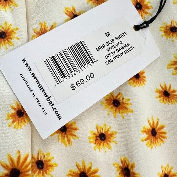 WeWoreWhat Mini Slip Skirt Size Medium Satin it Ditsy Daisy Y2K Daisies Floral - Picture 6 of 11